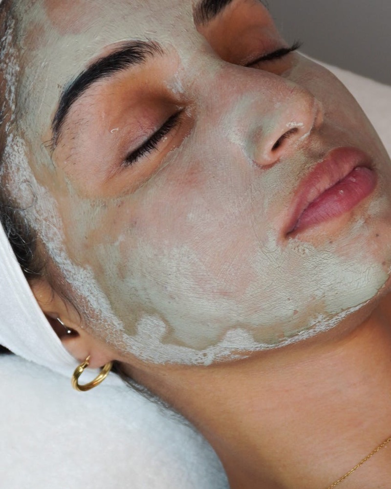 Cliente recevant un soin du visage au masque chez Vivacci Skin