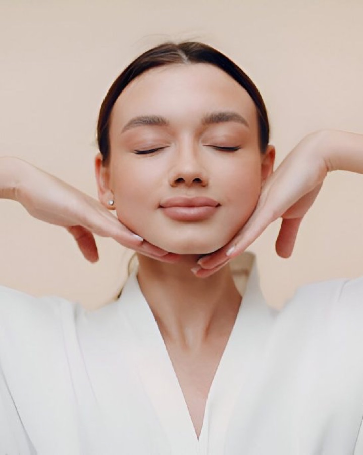 Femme au repos après un soin du visage